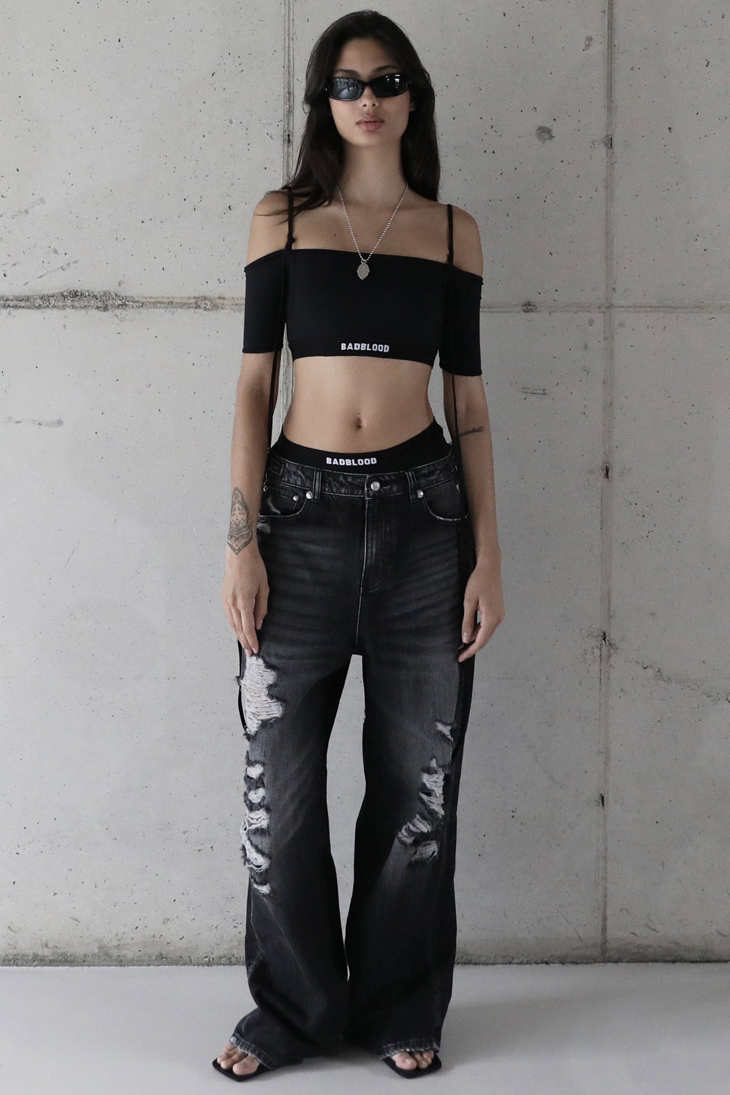 Badblood Small Logo Off Shoulder 1/2 Tee Bra Black